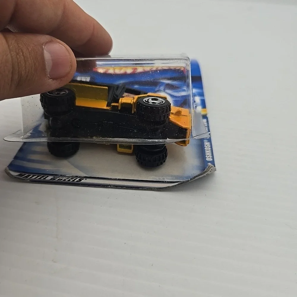 Hot Wheels 2000 Oshkosh Snowplow Yellow 29289 Collector 233 Hank's Hauler